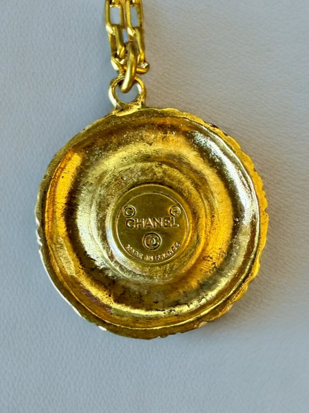 Vintage Chanel Gold-Plated CC Logo Round Pendant Paperclip Chain Necklace - Picture 6 of 7
